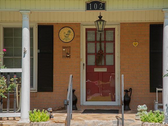 4th image of 102 Carlton St