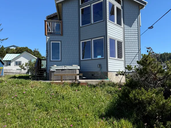 525 5th St, Port Orford, OR 97465
