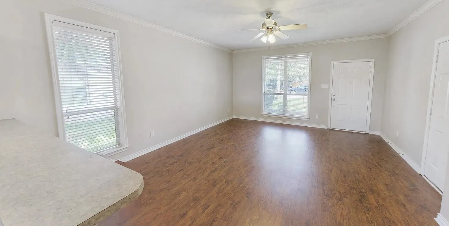 3 bed, 1300 sqft, $2,050 — Photo 2