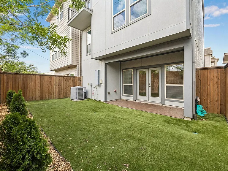 1704 Oak Leaf Pass Dr — Photo 32