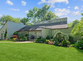 16 Woodbourne Rd, Great Neck, NY 11023