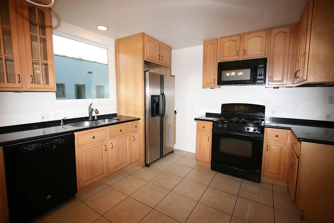 5 bed, 1500 sqft, $9,750 — Photo 2