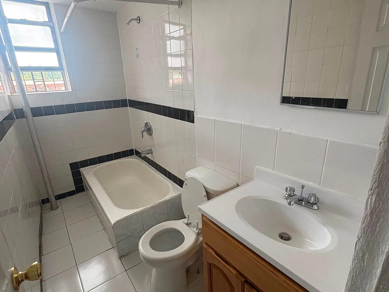 1 bed, 1.0 bath, $2,400 — Photo 4
