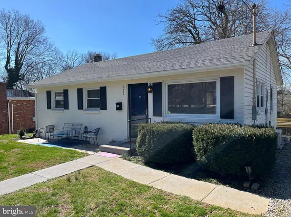 311 S Buckmarsh St, Berryville, VA 22611