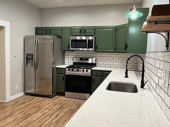 Full sized fridge with ice maker and pull down