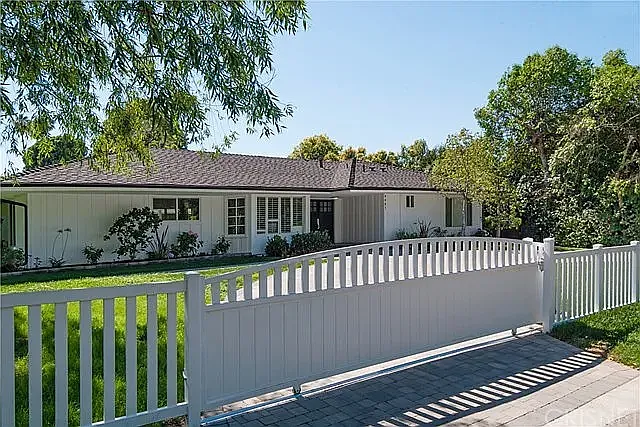 4 bed, 4.5 bath, 3275 sqft, $14,750 — Photo 1