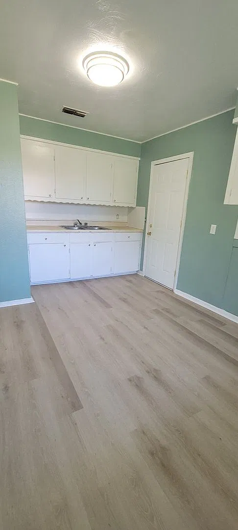 Adorable 3 bedroom/1 bath house with Central Air and Heat! — Photo 4