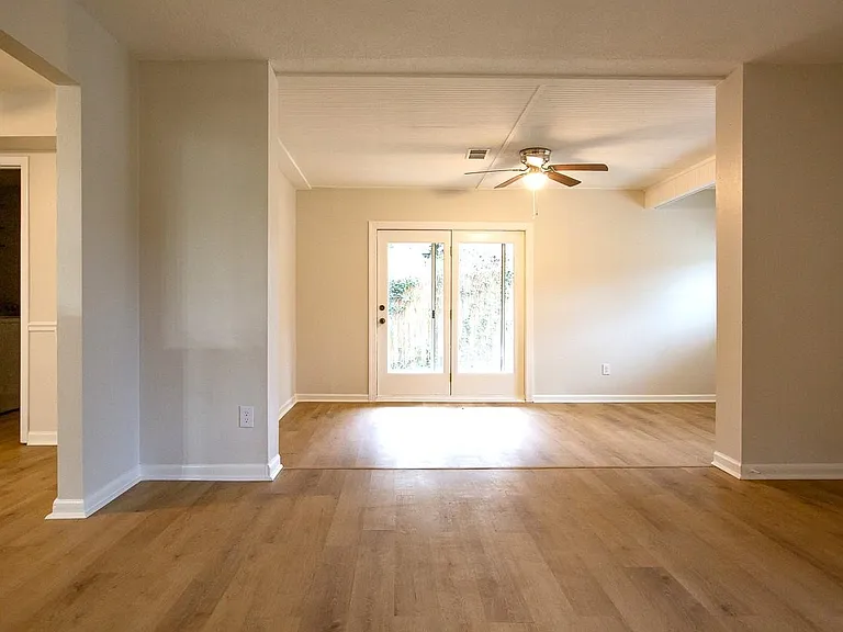 2403 Banyan Dr — Photo 3