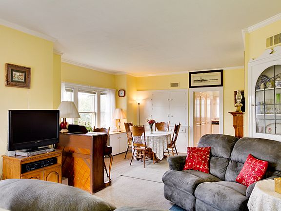 Open & bright living and dining rooms