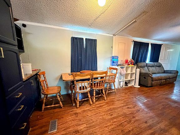 3rd image of 404 S Linville St