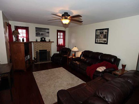 4th image of 14 Edgemont Dr