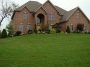 201 Farmington Dr, Venetia, PA