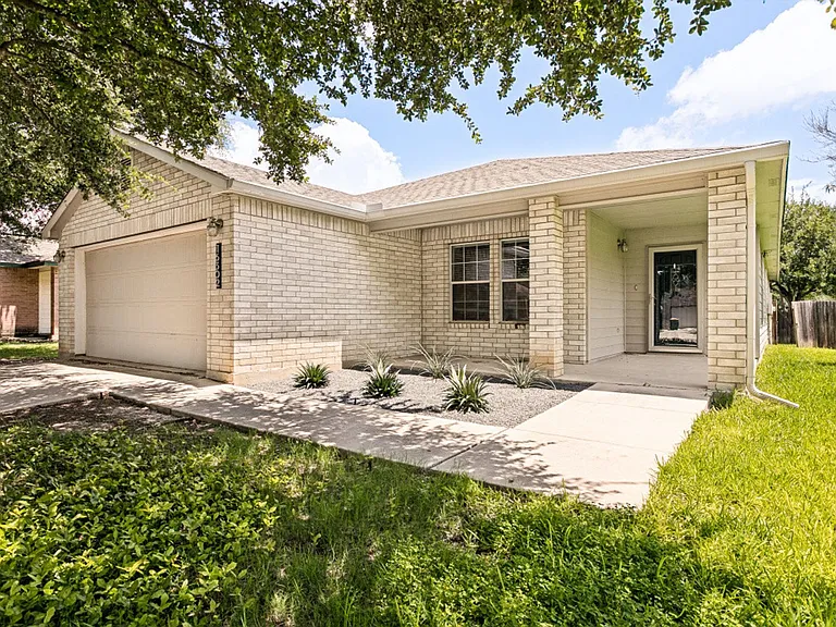 16302 Amberly Ct — Photo 2