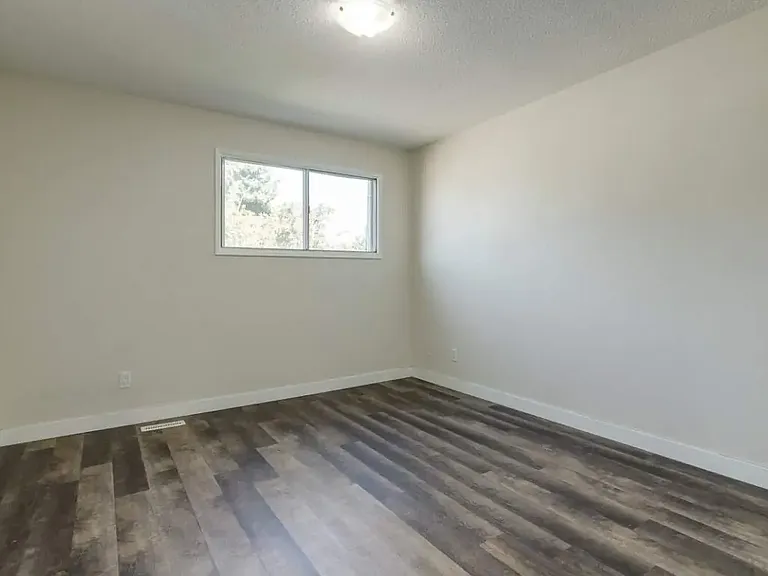 8 Greenbrook Cres E #B — Photo 5