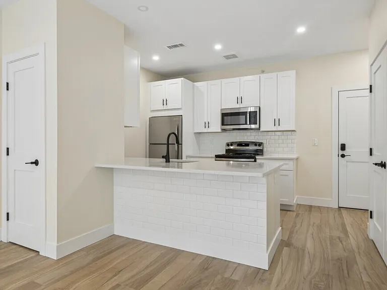 1BR, 1BA - 778SF - Kitchen