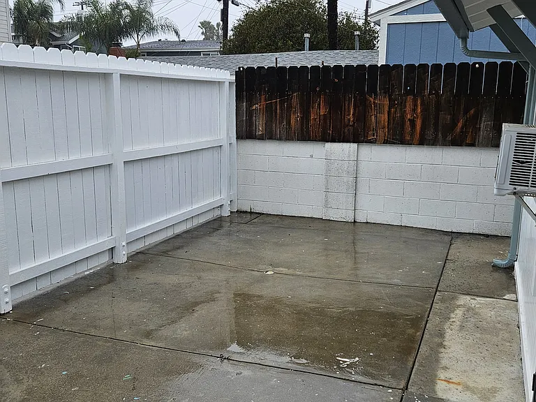 Santa Ana Ave — Photo 6