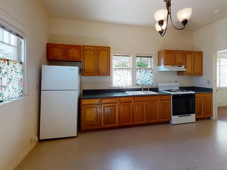 2811 E St — Photo 5