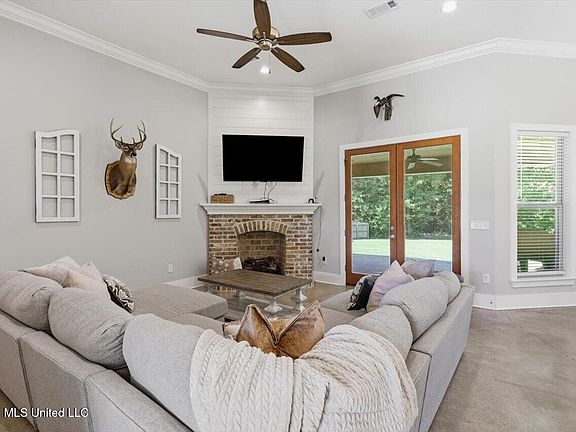 5th image of 213 Ironwood Pl