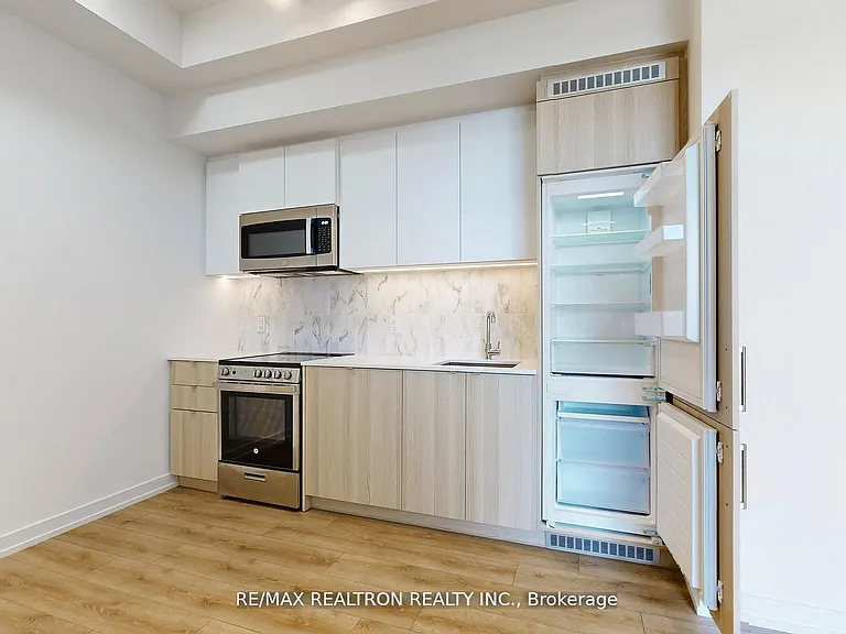500 Dupont St #301 — Photo 14