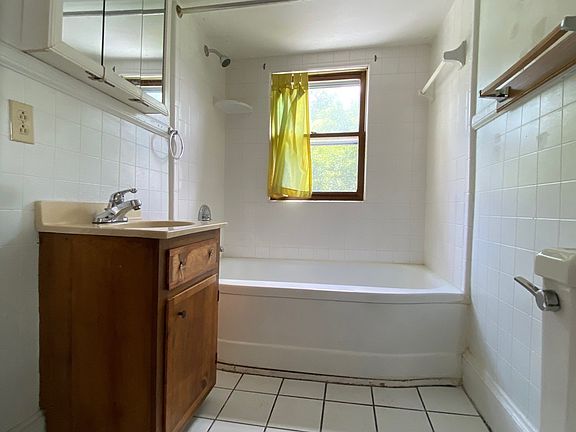5th image of 204 Rockyford St #B