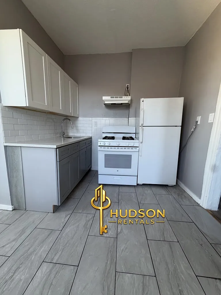 2 bed, 800 sqft, $2,000 — Photo 1