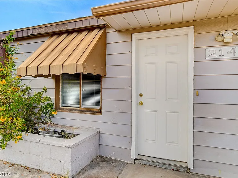 214 W Victory Rd — Photo 2