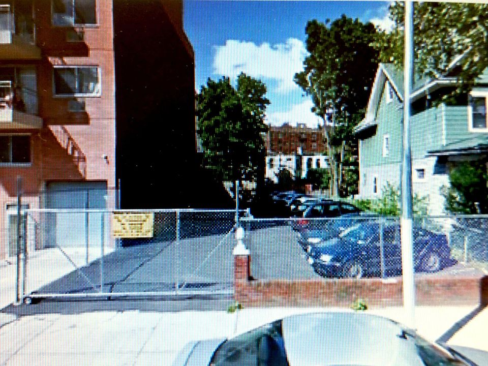 2nd image of 104 Kenilworth Pl