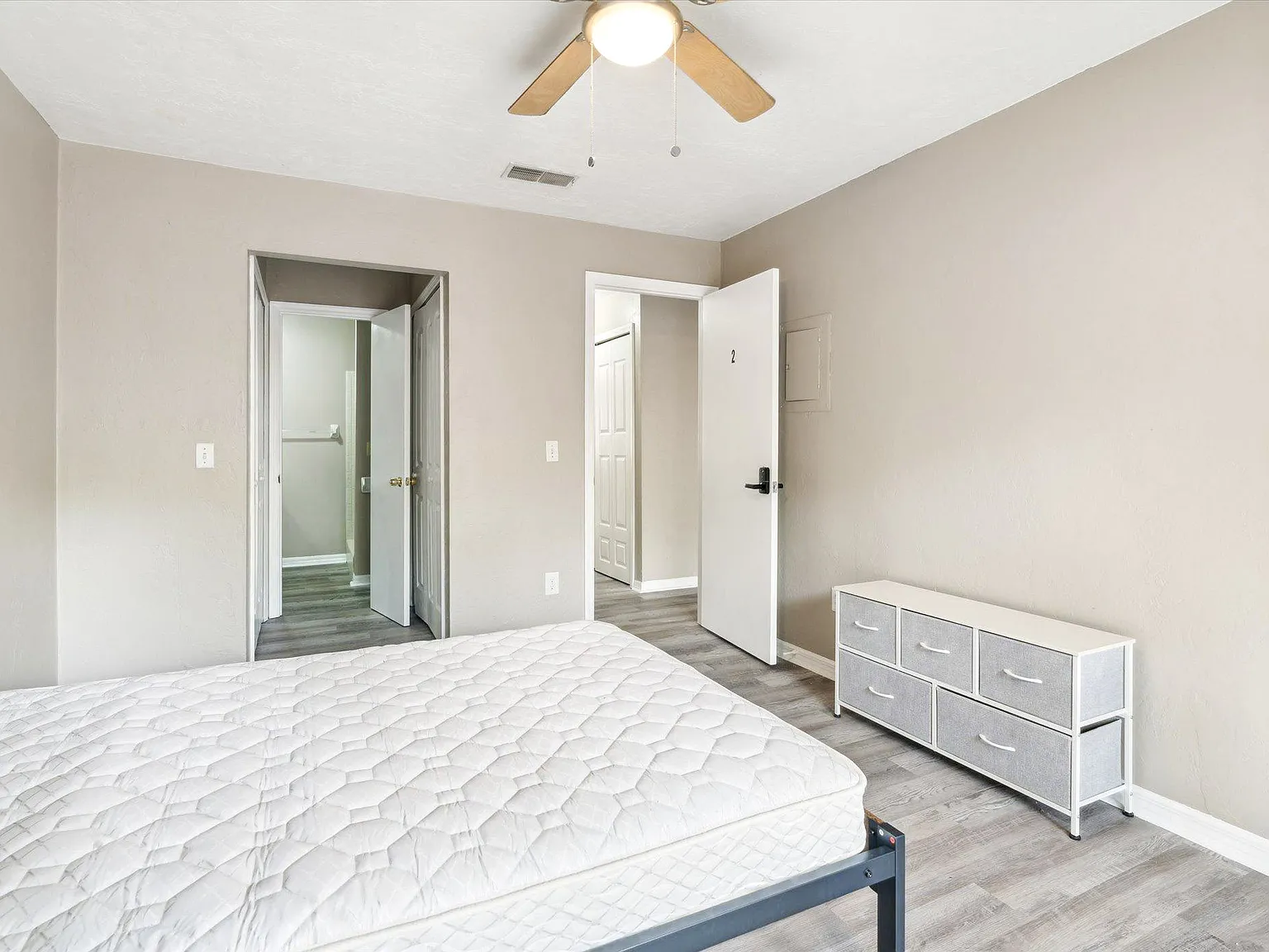 3 bed, 2.0 bath, 966 sqft, $1,027 — Photo 3