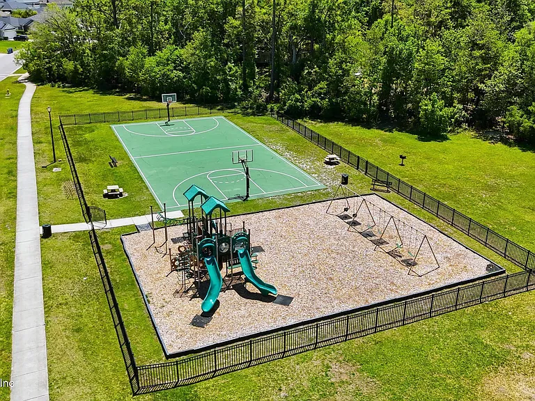 136 Brookfall Dr — Photo 32