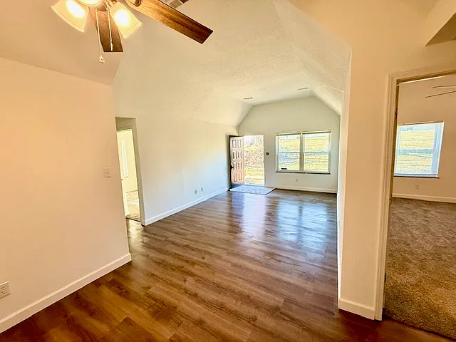 1110 Barrington Ln — Photo 2