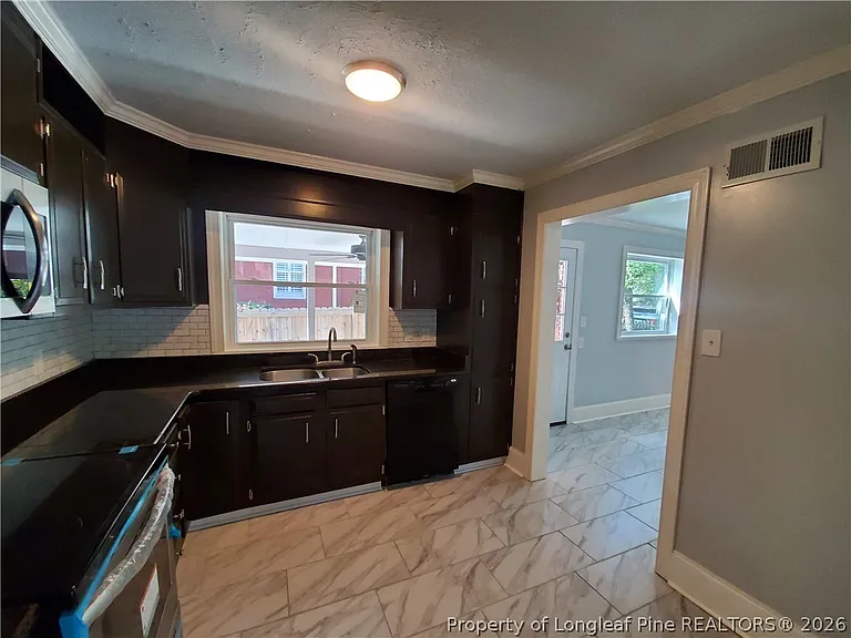 1015 Brook St — Photo 11