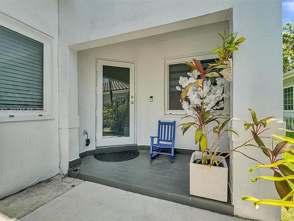 5th image of 631 SW 176th Ave
