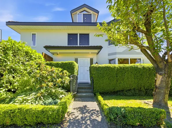 305 E 17th St, North Vancouver, BC V7L 2W1