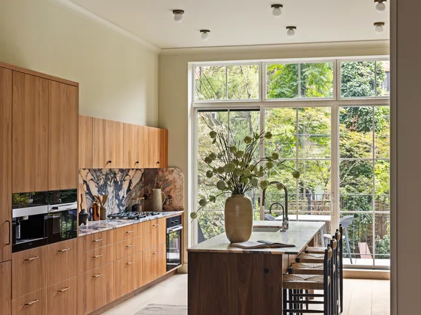 323 Clinton Street image 13 of 30