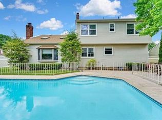 2 Whittier St, Edison, NJ 08820