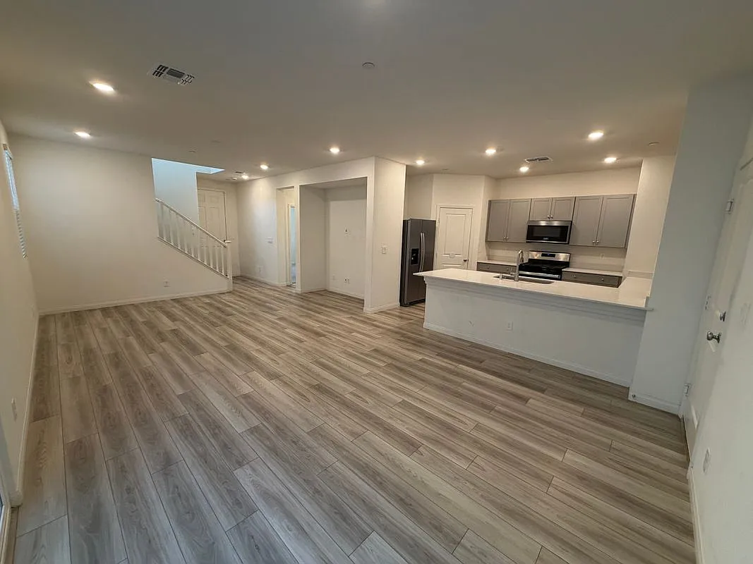 4 bed, 3.0 bath, 2040 sqft, $2,450 — Photo 3