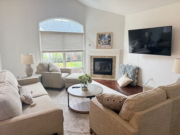 4300-20B Westford Pl — Photo 3