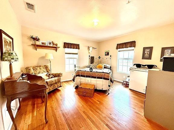 5th image of 815 E Main St