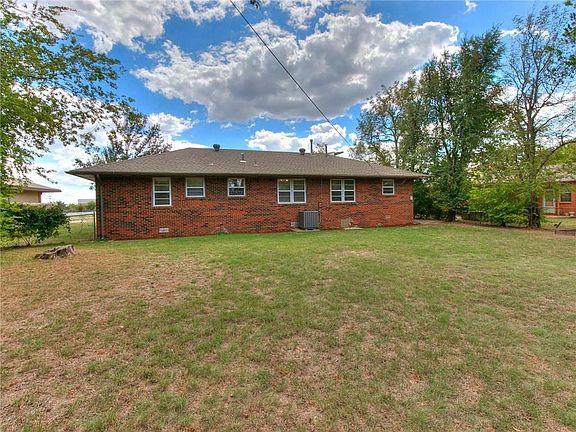 3rd image of 2529 Manchester Dr
