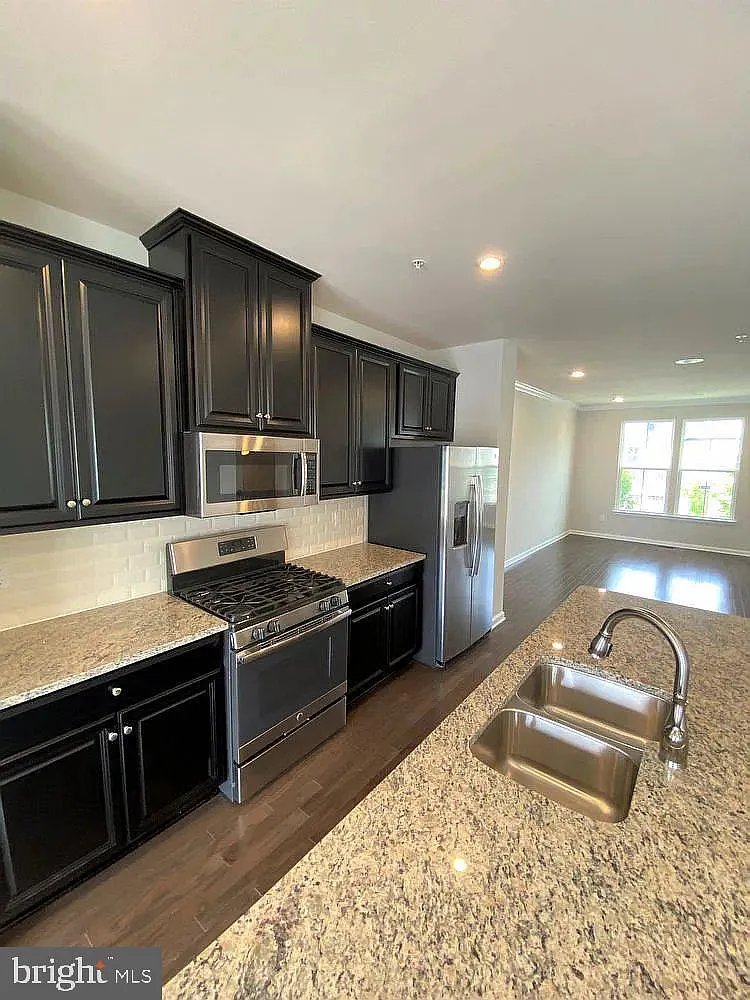 3 bed, 2.5 bath, 2030 sqft, $3,250 — Photo 3
