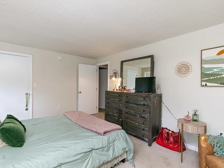 114 Fieldstone Dr — Photo 16