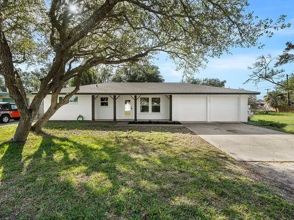 1905 Bay Ave, Rockport, TX 78382