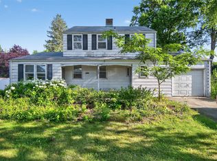 85 Aspinwall St, Westbury, NY 11590