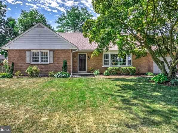 348 Sun Valley Dr, Leola, PA 17540