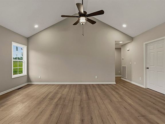 3rd image of 44 Poppy Ct