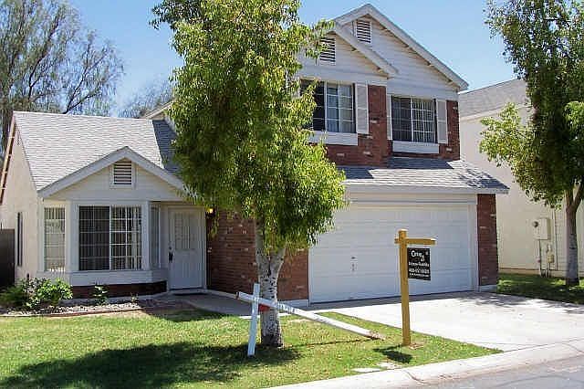 Nice Front yard maintained by the HOA