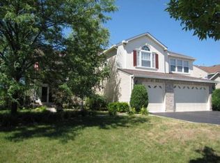 2320 Fieldcrest Dr, Mundelein, IL