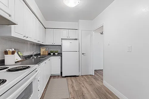569 Sheppard Ave W Photo 1