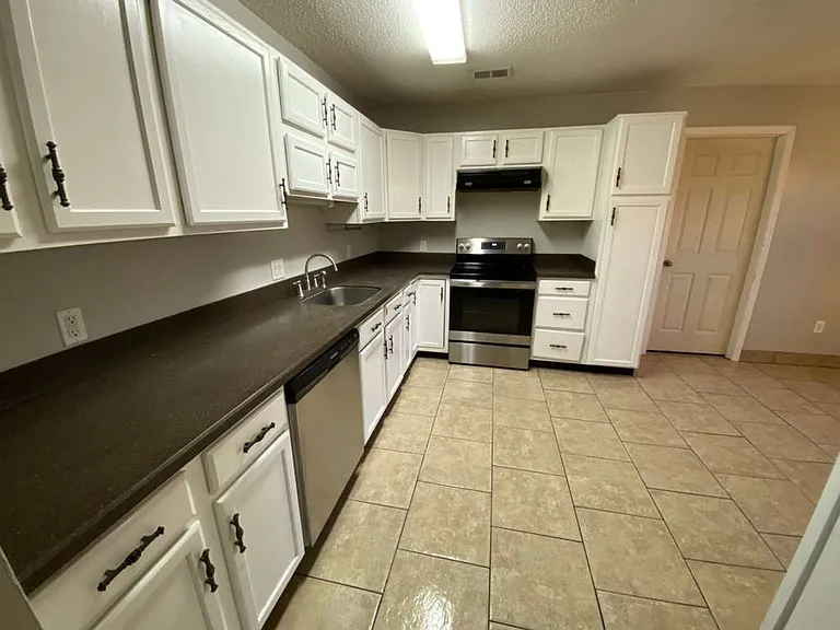 722 Cindy Ln — Photo 3