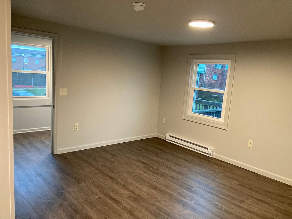 Livingroom looking towards the mudroom